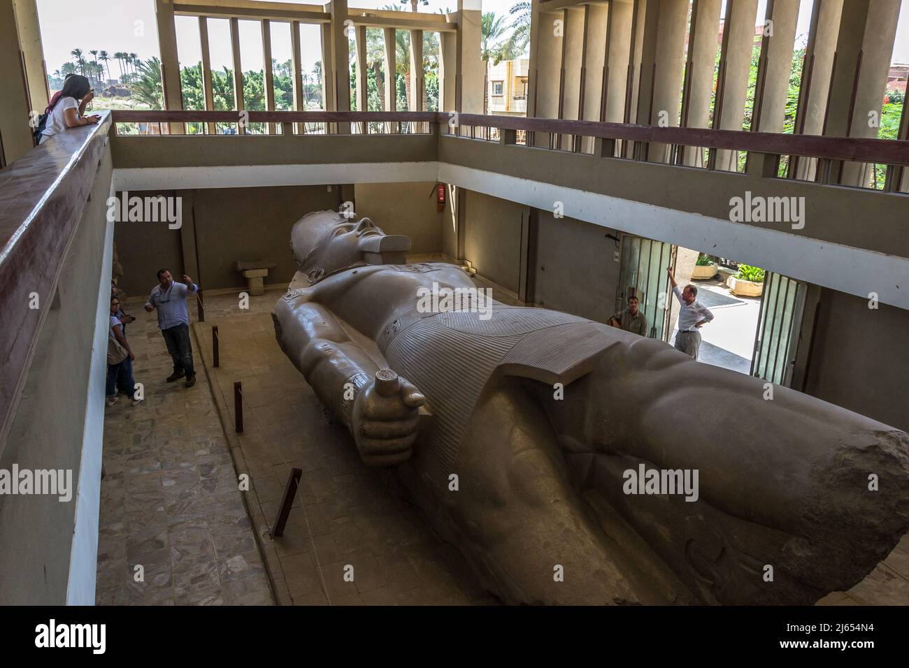 Kalksteinkoloss von König Ramses II., ausgestellt im historischen Open Air Museum von Memphis, der alten ägyptischen Hauptstadt Stockfoto