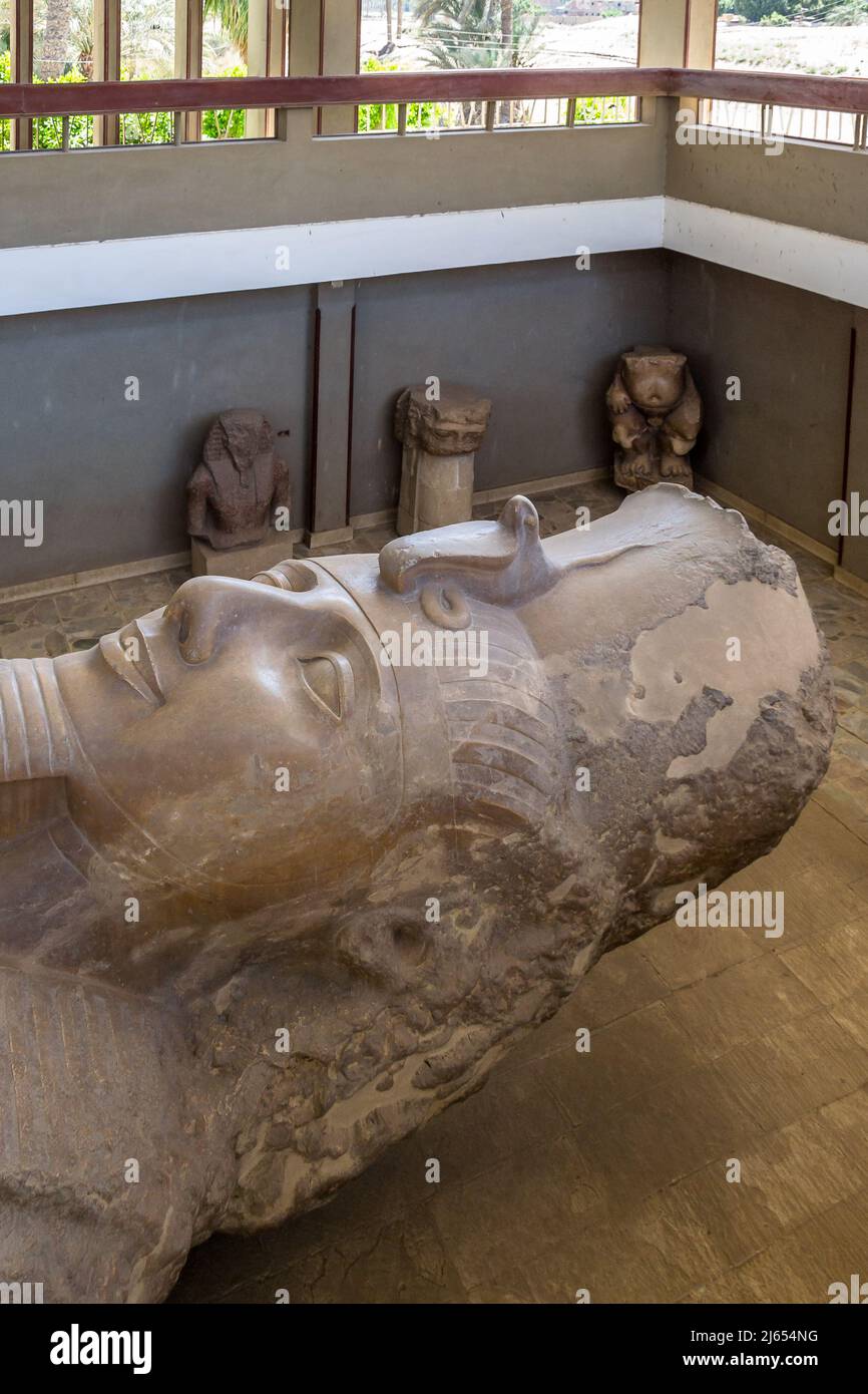 Kalksteinkoloss von König Ramses II., ausgestellt im historischen Open Air Museum von Memphis, der alten ägyptischen Hauptstadt Stockfoto