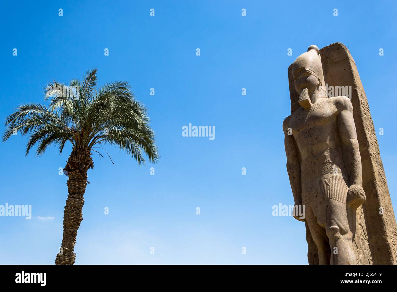 Skulptur aus dem Reich der Mitte, restauriert im Namen von Ramses II., ausgestellt im historischen Freilichtmuseum von Memphis, der alten ägyptischen Hauptstadt Stockfoto