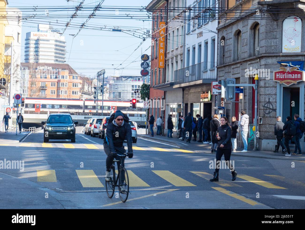 Zürich, Schweiz - März 5. 2022: Verkehrssituation in der Langstrasse. Stockfoto