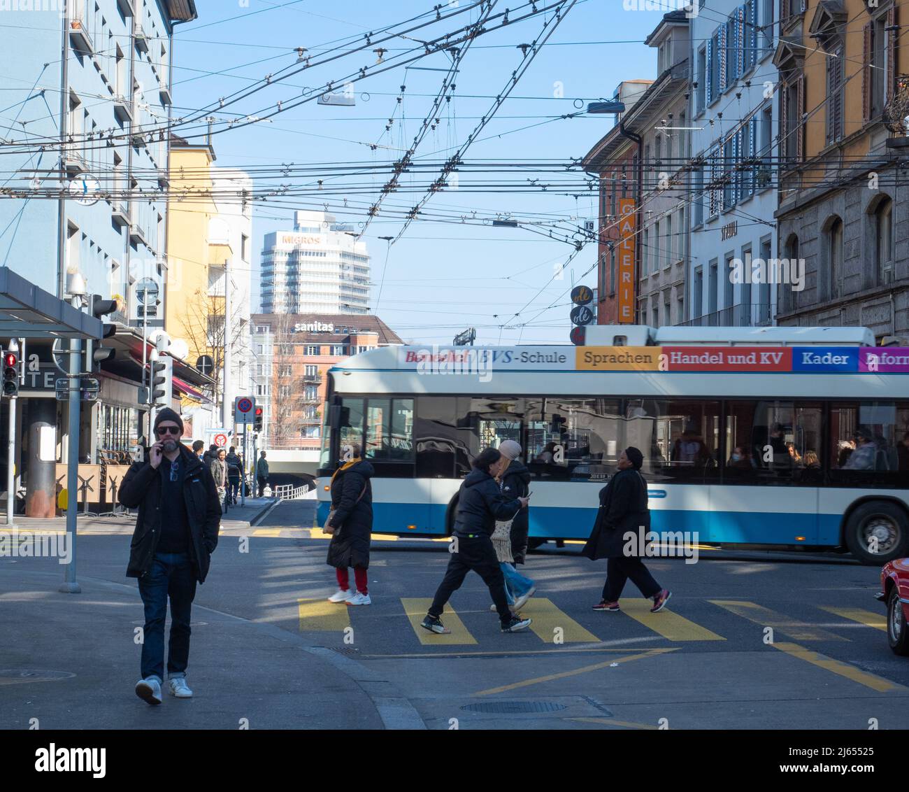Zürich, Schweiz - März 5. 2022: Lebhafte Verkehrssituation an der Langstrasse Stockfoto