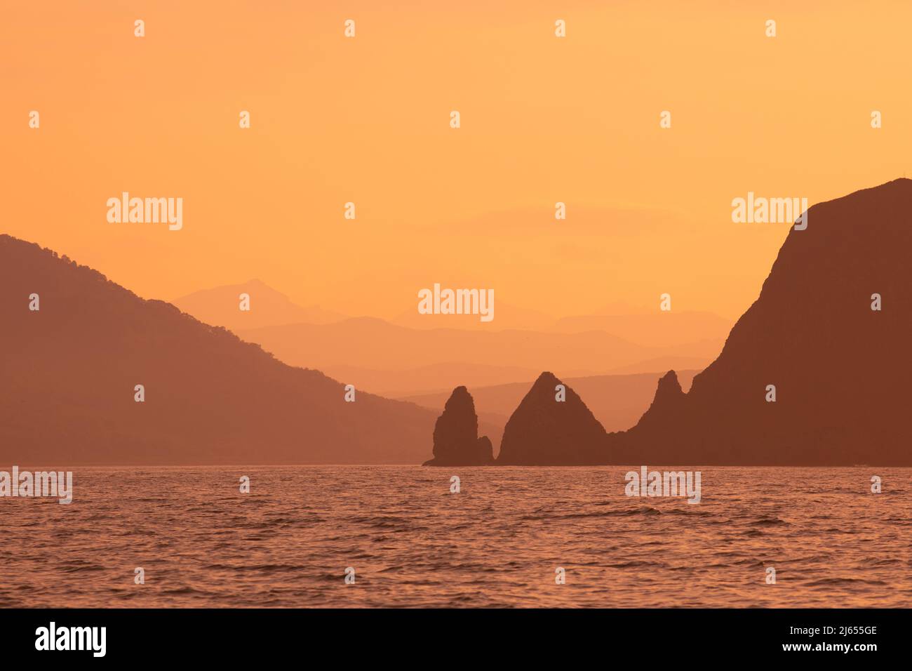 Orange oder gelb Sonnenuntergang Berge und Meer natürliche Landschaft Hintergrund Stockfoto