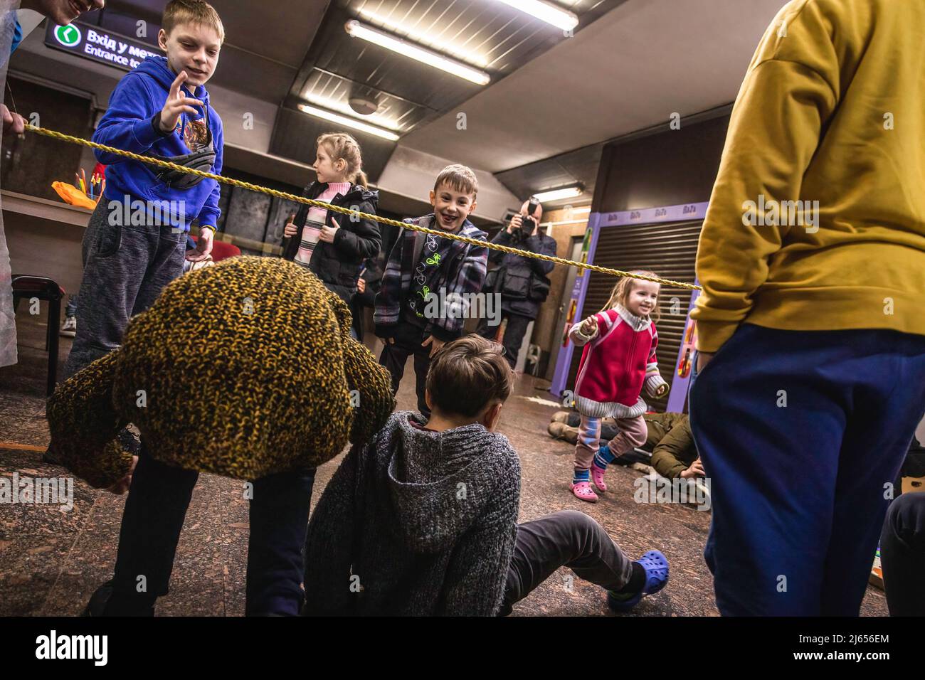 Kinder spielen Spiele in einer U-Bahn-Station, in Charkiw, Ukraine. Die Schauspielerin Olga Druschenko sagte, dass alle ihre Kollegen in andere Länder evakuiert hätten, sie sei wegen ihres alten Vaters geblieben, der jetzt 80 Jahre alt ist. Da sie auch in der U-Bahn lebt, fühlt sie sich unter der Erde viel sicherer. Die Bürger in Charkiw wurden gezwungen, an U-Bahnstationen ein neues Leben im Untergrund zu führen, da die zweitgrößte Stadt der Ukraine heute täglich von russischen Bombardierungen und Luftangriffen bedroht ist Stockfoto