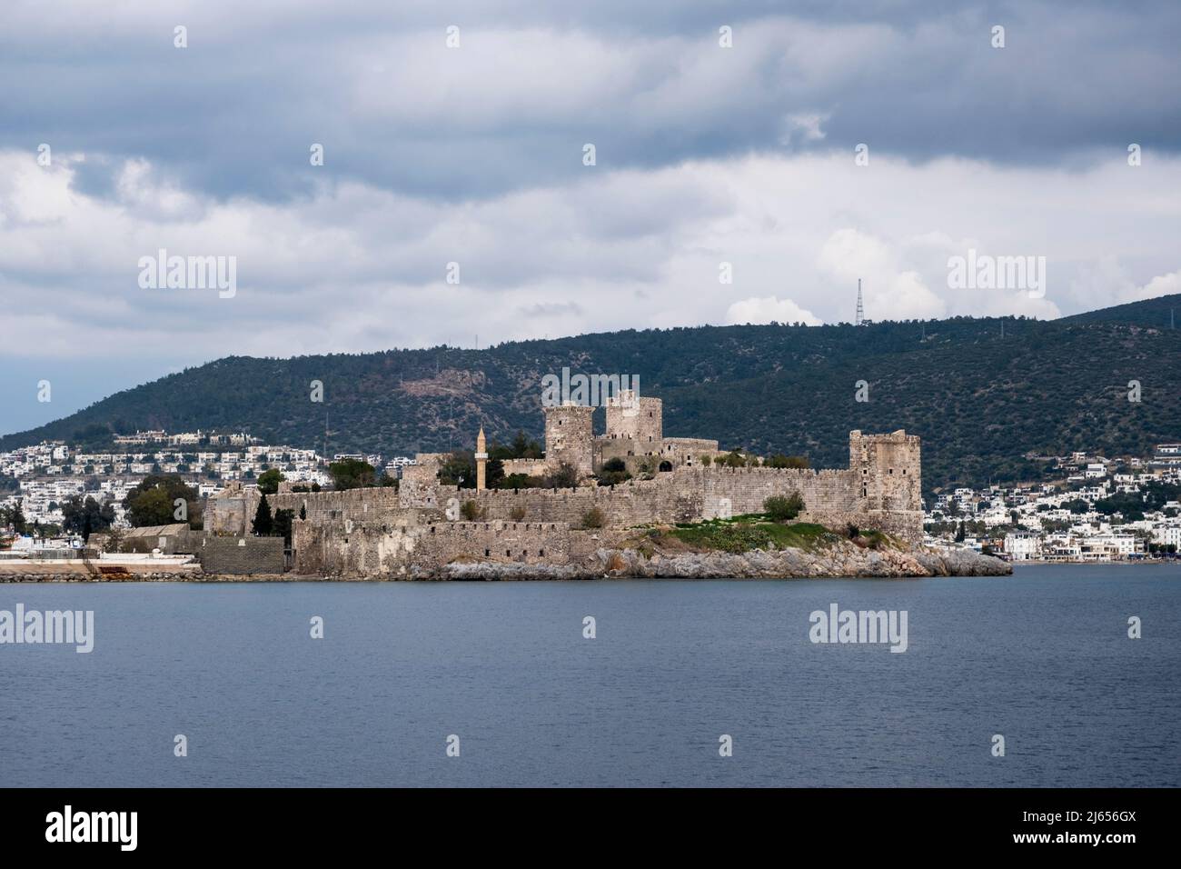 Blick auf die Burg von Bodrum mit dramatischen Wolken an einem grauen Tag. Schöne Tourist Banner oder Poster Hintergrund mit Kopierplatz. Eine historische Festung Stockfoto