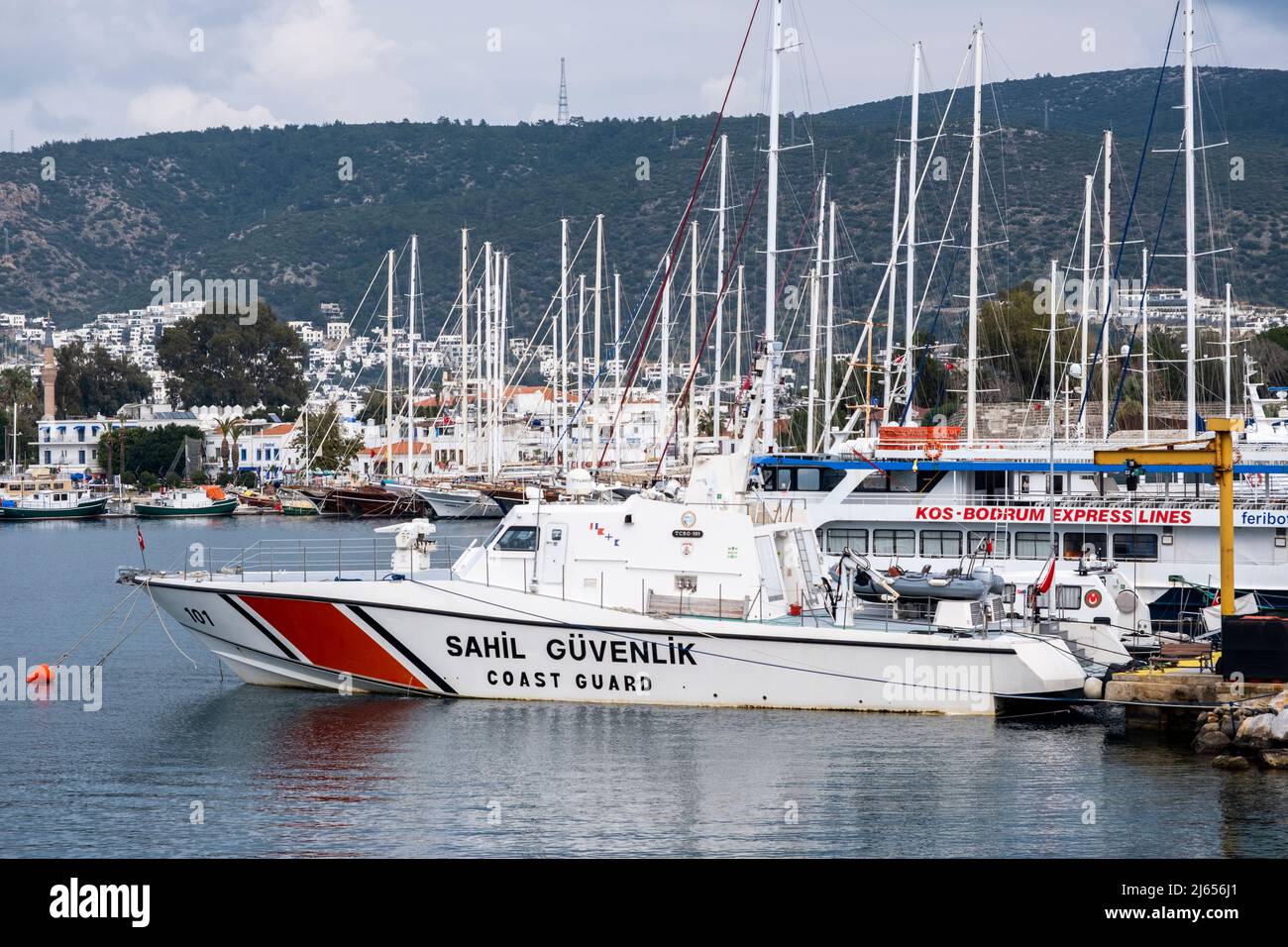 Türkische Sicherheitskräfte Küstenwache auf 04.27.2022 Mugla-Türkei. In türkischer Sprache Sahil Guvenlik. Küstenwache Cutter Boot Nr. 101 in Bodrum festgemacht Stockfoto