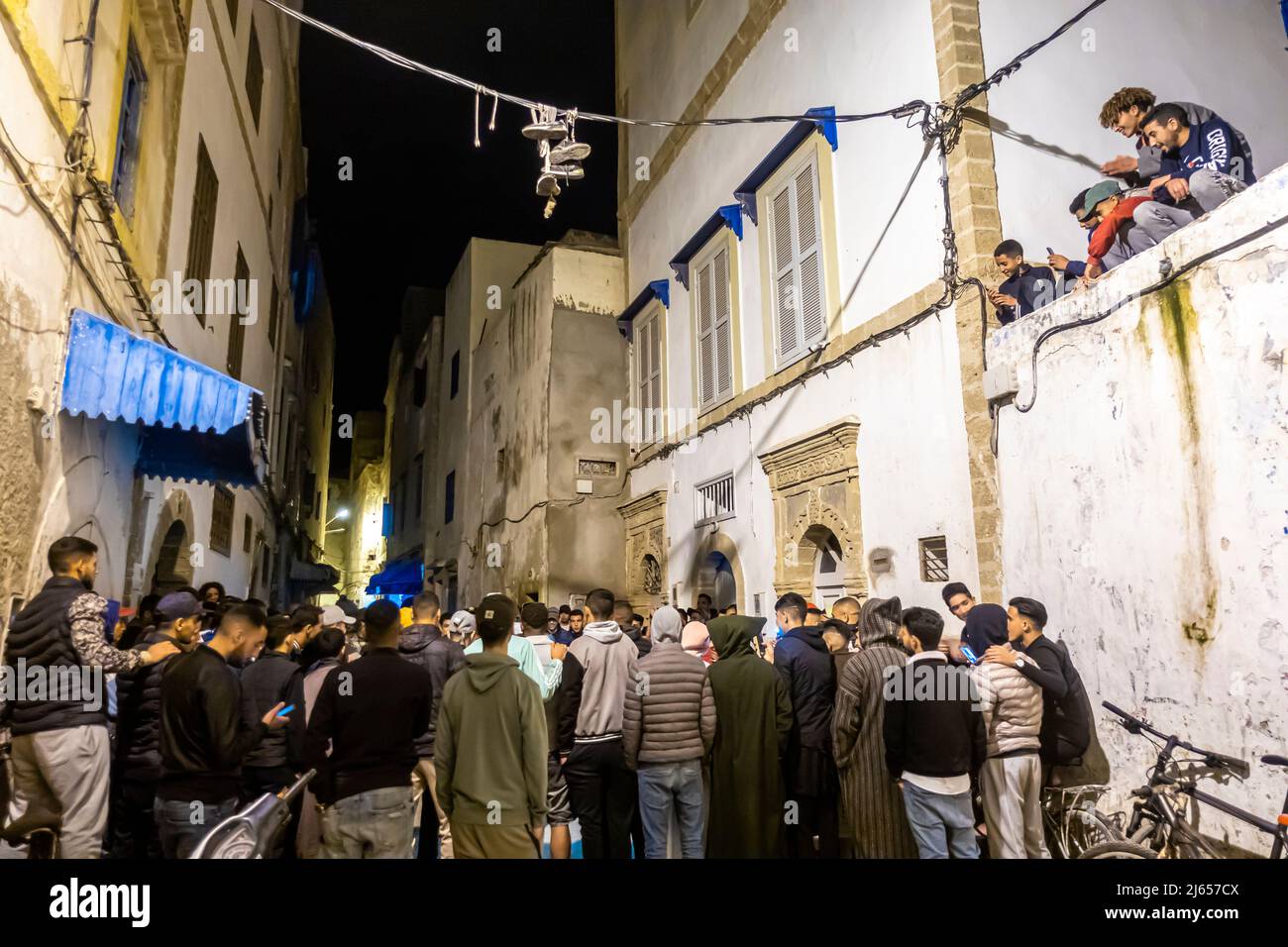 Jugendliche tanzen in den Straßen von Medina, Essaouira, Marokko während des heiligen Monats Ramadan. ramadan-Feier am Abend. Stockfoto
