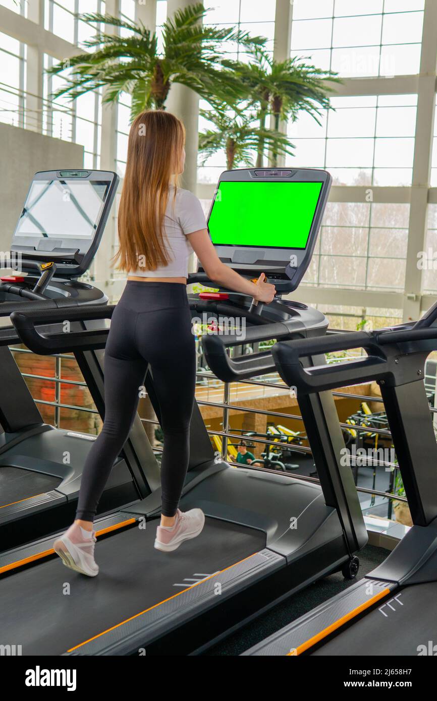 Junge Länge Laufband drinnen Frau Profil Vollübung Menschen, von Training fit für den Körper für das Training Cardio, Sportlerin schön. Man Run-Gruppe Stockfoto