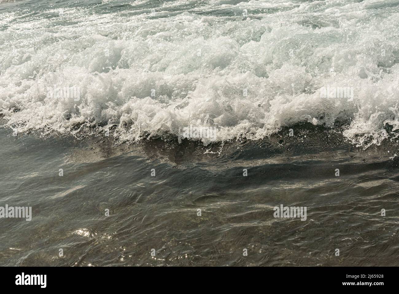 Schwarz und weiß von schaumigem Meerwasser mit Welle Stockfoto