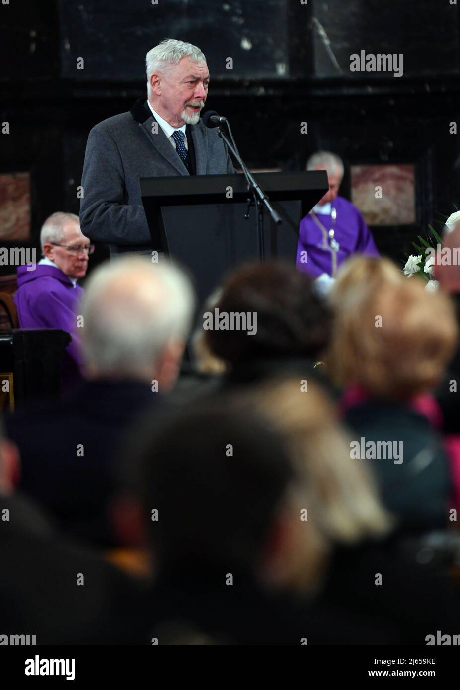 Jacek Majchrowski, Bürgermeister von Krakau, spricht während der Beerdigung von Penderecki. Der Komponist Krzysztof Penderecki starb 2020, aber aufgrund der Pandemie von COVID19 wurde seine Beerdigung erst nach 2 Jahren organisiert. Er wurde im Nationalen Pantheon in Krakau beigesetzt. Stockfoto