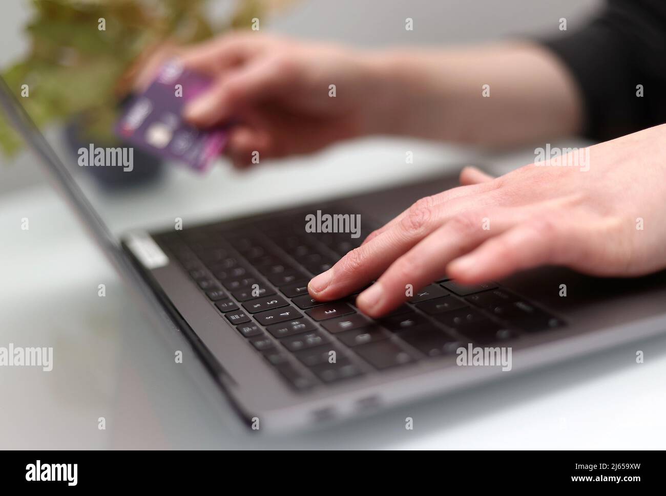 Foto vom 30/03/20 einer Frau, die einen Laptop benutzt, während sie eine Bankkarte in der Hand hält, wie der Leiter einer einflussreichen Gruppe von Abgeordneten sagte, dass die Regierung eine Gelegenheit verpasst hätte, indem sie keine Betrugsuntersuchungen bei einer Strafverfolgungsbehörde einleitete. Stockfoto