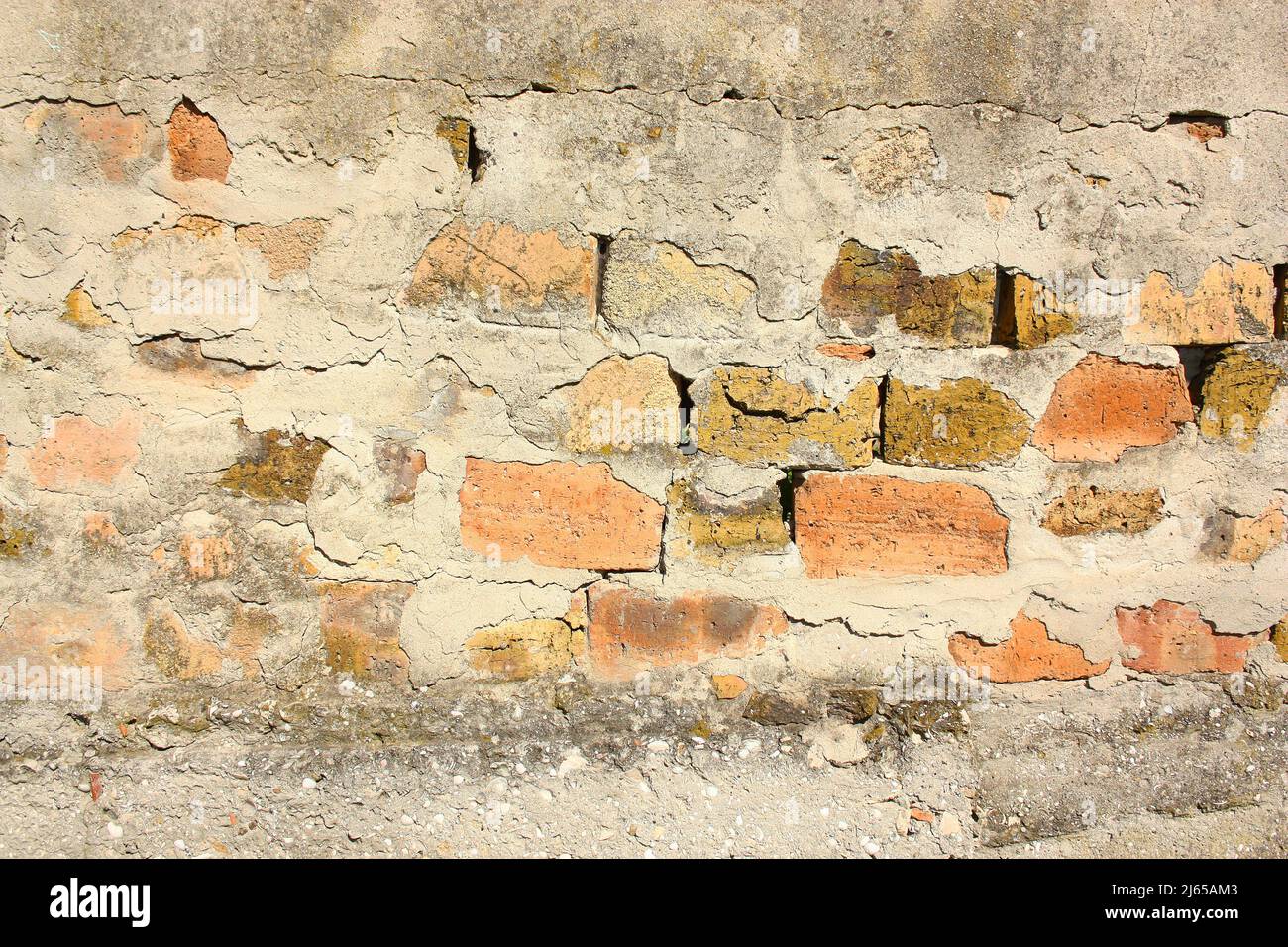 Ziegelmauer mit Streifen aus Beton. Grunge Hintergrund Stockfoto