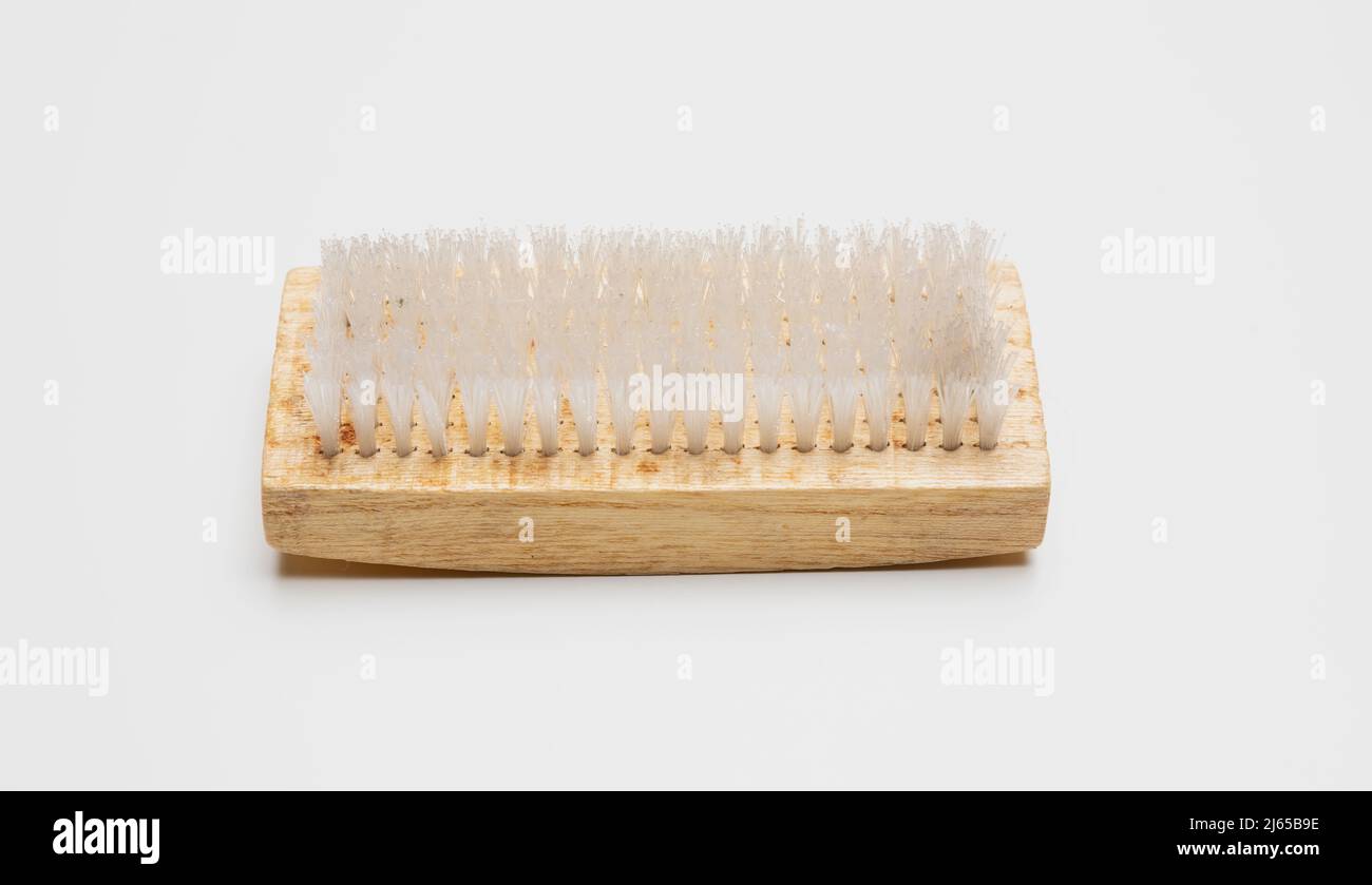 Holzreinigungsbürste isolierter Ausschnitt auf weißem Hintergrund. Tuch und Teppich Hausputzbürste mit Nylonborsten. Ansicht von oben. Stockfoto