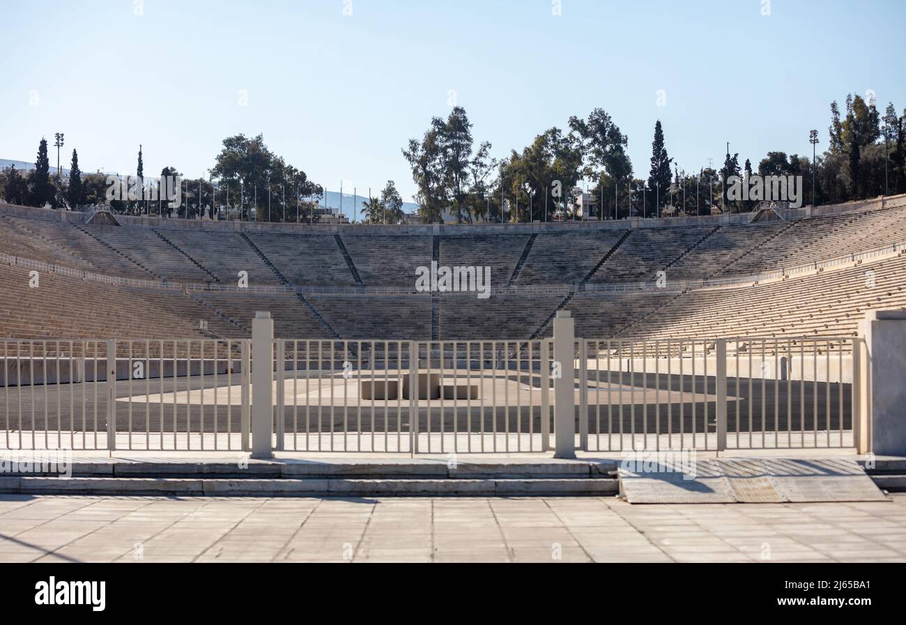Das Panathenaic Stadium, Kallimarmarmaro, Athen, Attika, Griechenland. Vorderansicht der Sportarena aus antikem Marmor. Sonniger Tag, blauer Himmel Stockfoto