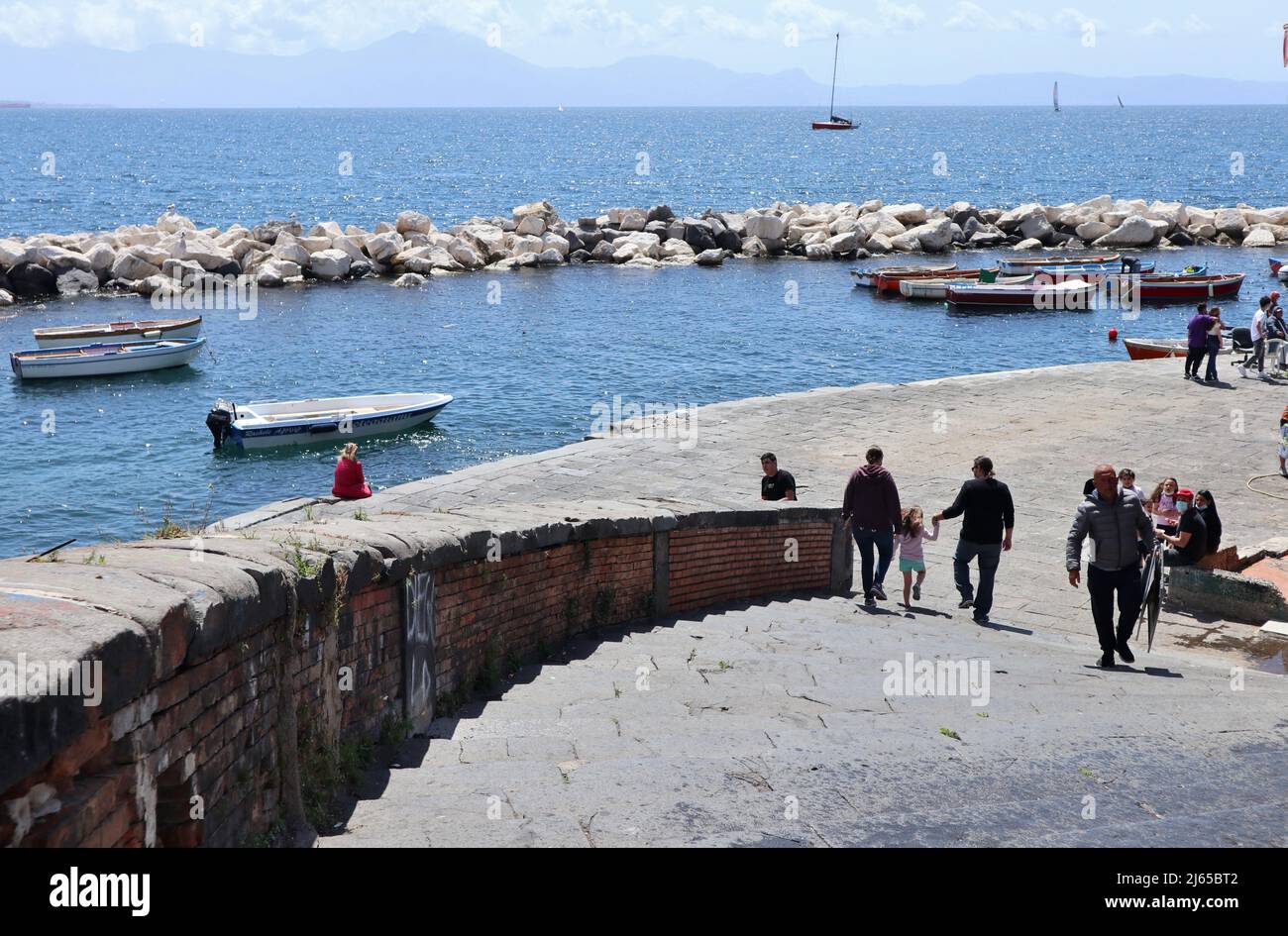 Napoli - Turisti al molo di Via Nazario Sauro Stockfoto