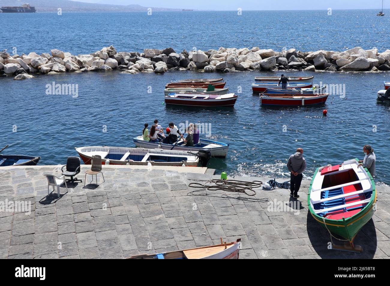 Napoli - Turisti in barca a remi al molo di Via Nazario Sauro Stockfoto
