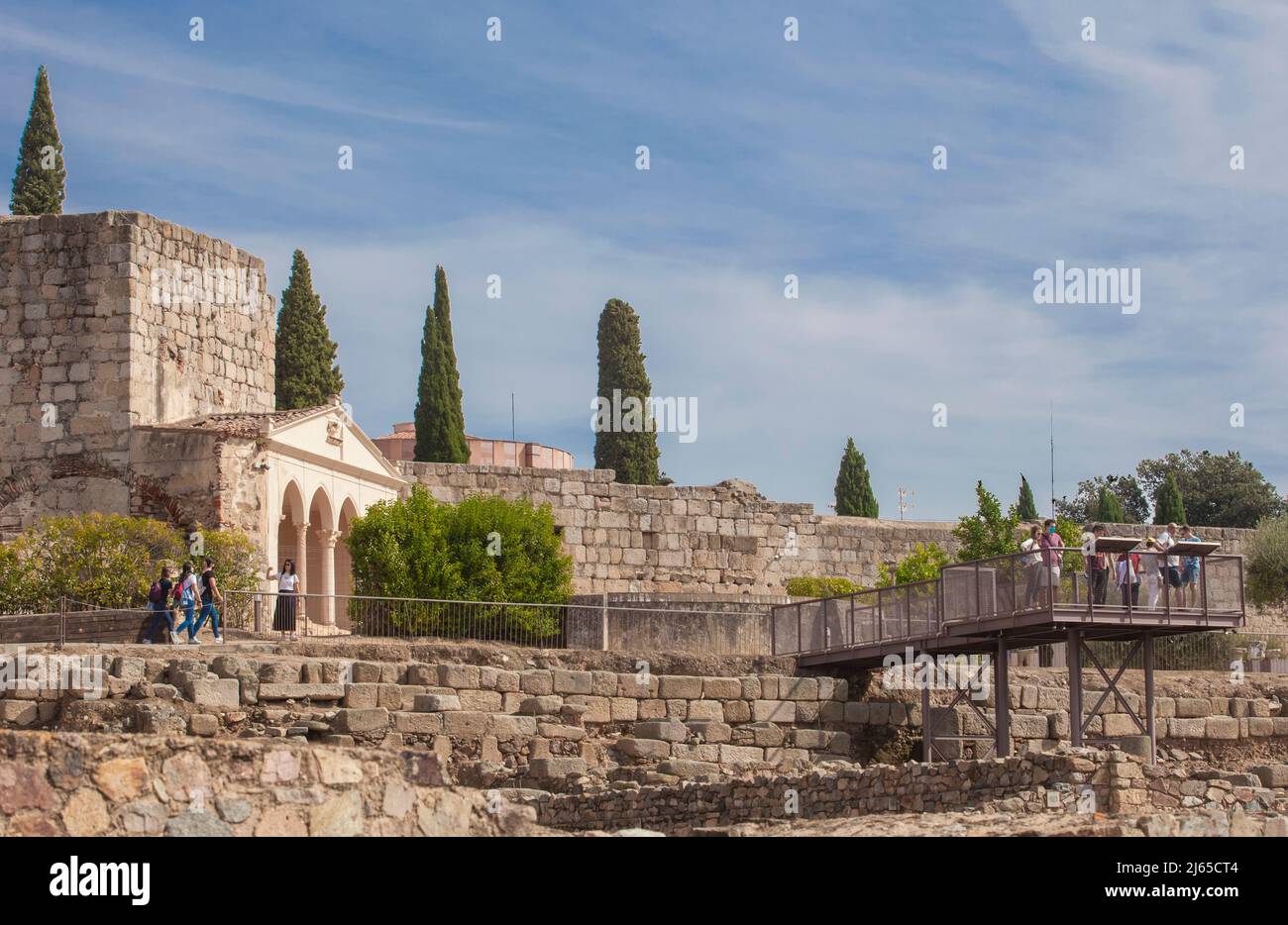 Merida, Spanien - 9.. Oktober 2021: Alcazaba von Merida Aussichtsplattform voller Besucher. Extremadura, Spanien Stockfoto