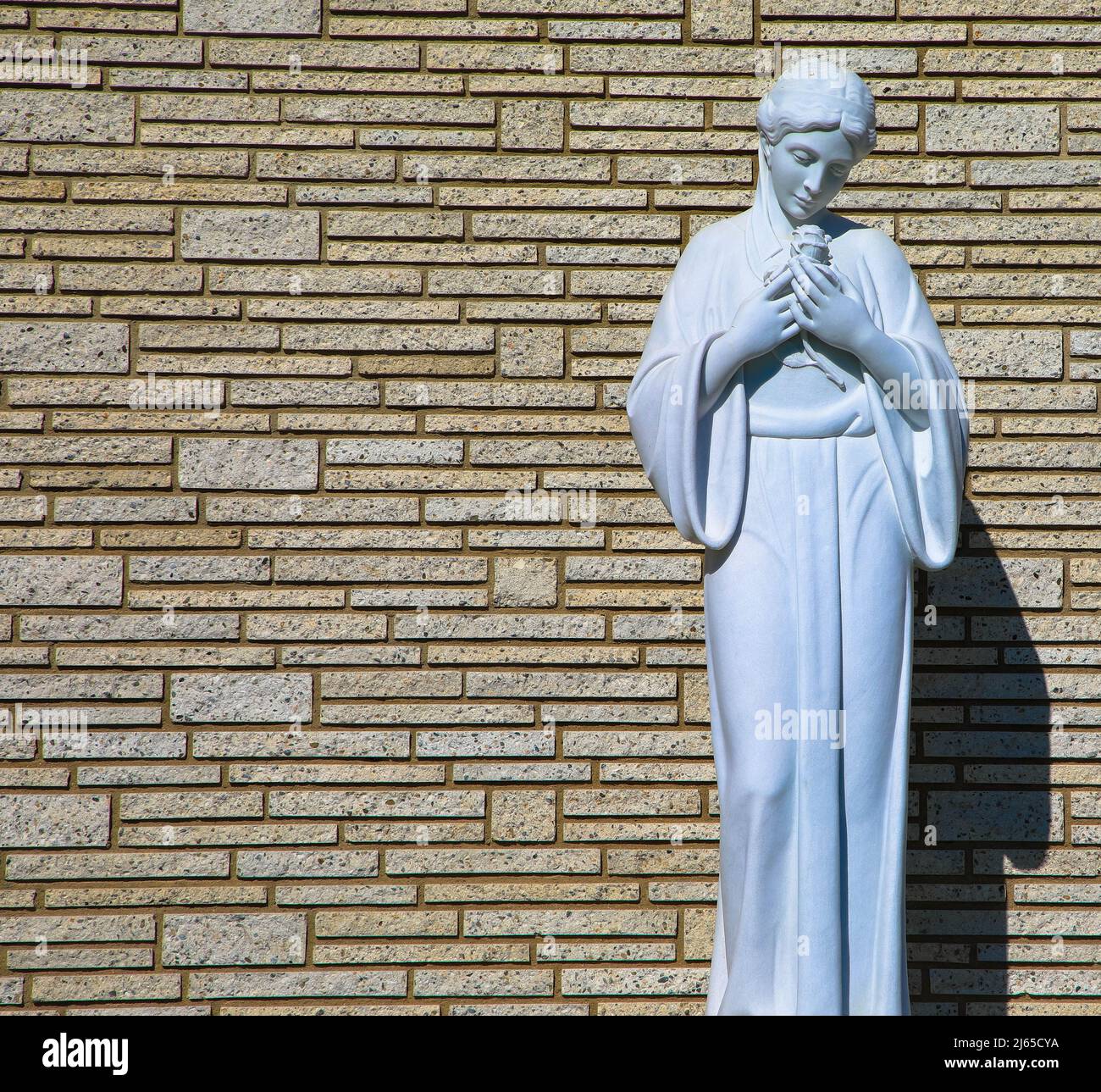 Prächtige Gipsstatue einer Frau an einer Ziegelwand. Symbol für Depression und Traurigkeit. Forest Lawn Cemetery, Glendale, Los Angeles, USA Stockfoto