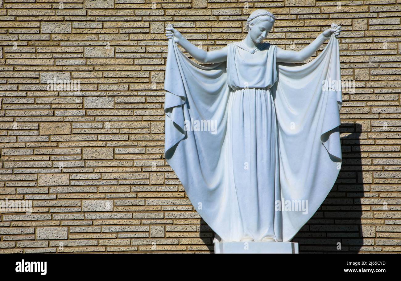 Prächtige Gipsstatue einer Frau an einer Ziegelwand. Symbol für Depression und Traurigkeit. Forest Lawn Cemetery, Glendale, Los Angeles, USA Stockfoto