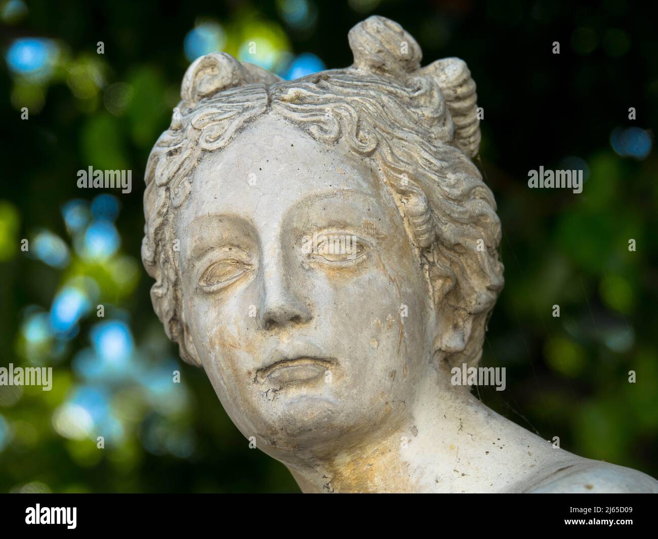 Prächtige Gipsstatue einer Frau auf grünem Hintergrund. Symbol für Depression und Traurigkeit. Forest Lawn Cemetery, Glendale, Los Angeles, USA Stockfoto