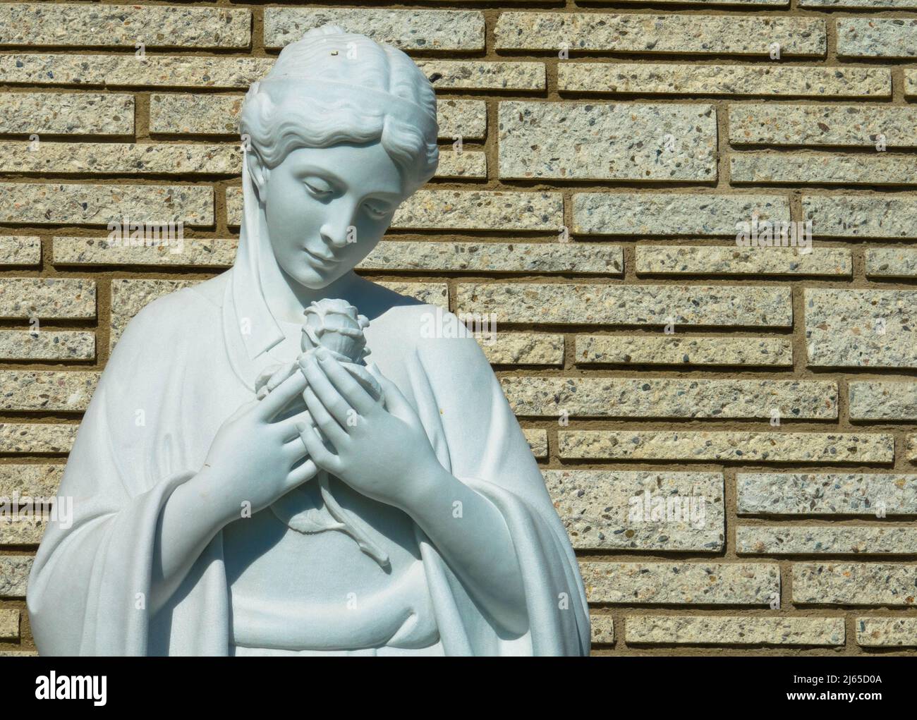 Prächtige Gipsstatue einer Frau an einer Ziegelwand. Symbol für Depression und Traurigkeit. Forest Lawn Cemetery, Glendale, Los Angeles, USA Stockfoto