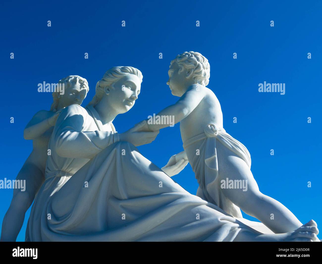 Prächtige Gipsstatue einer Frau und zwei Kindern in einem Erholungspark, Waldrasen-Gedenkpark, Los Angeles USA Stockfoto