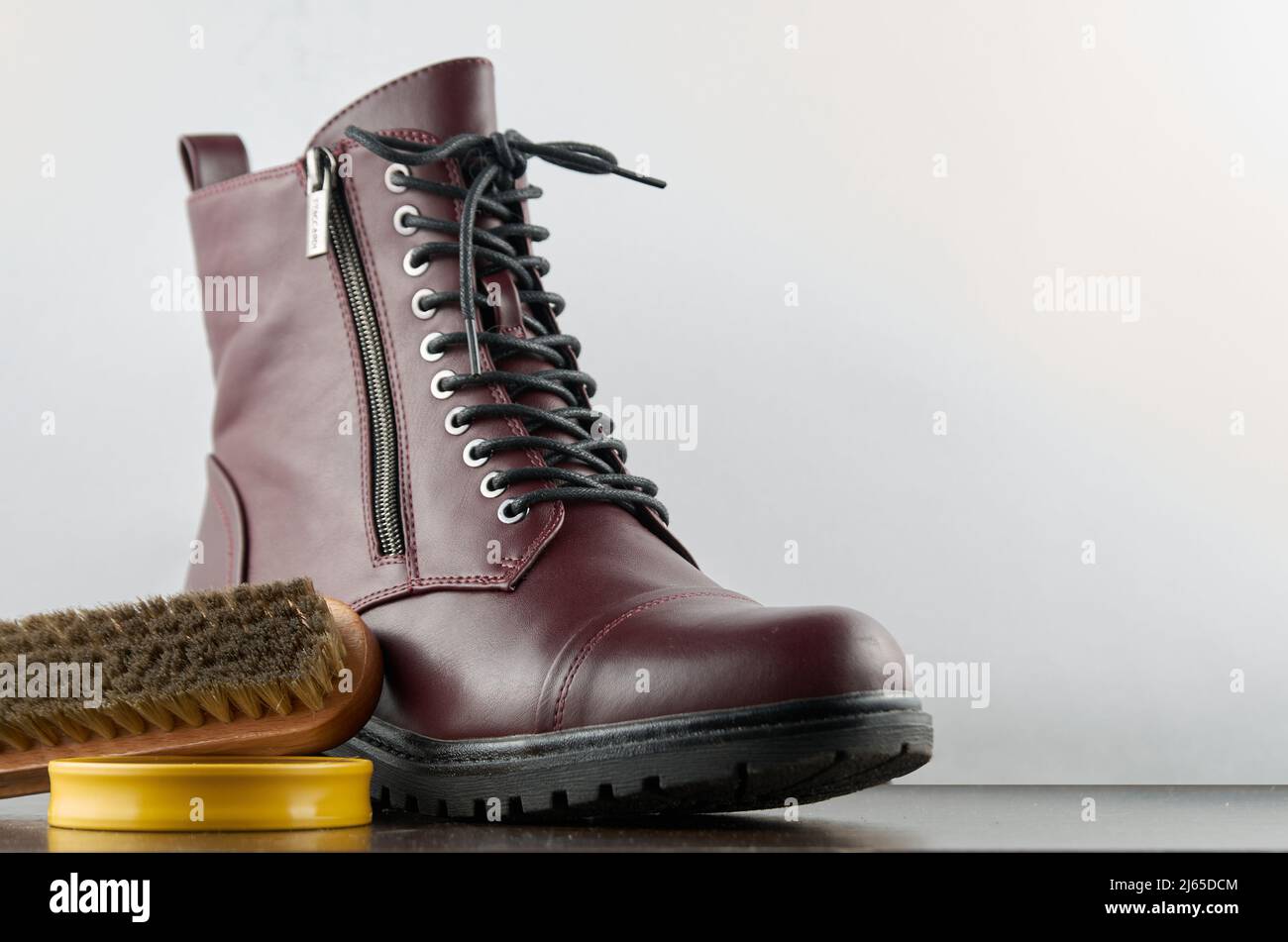Nahaufnahme von Schuh- und Schuhpflegezubehör: Wachs und Pinsel Stockfoto