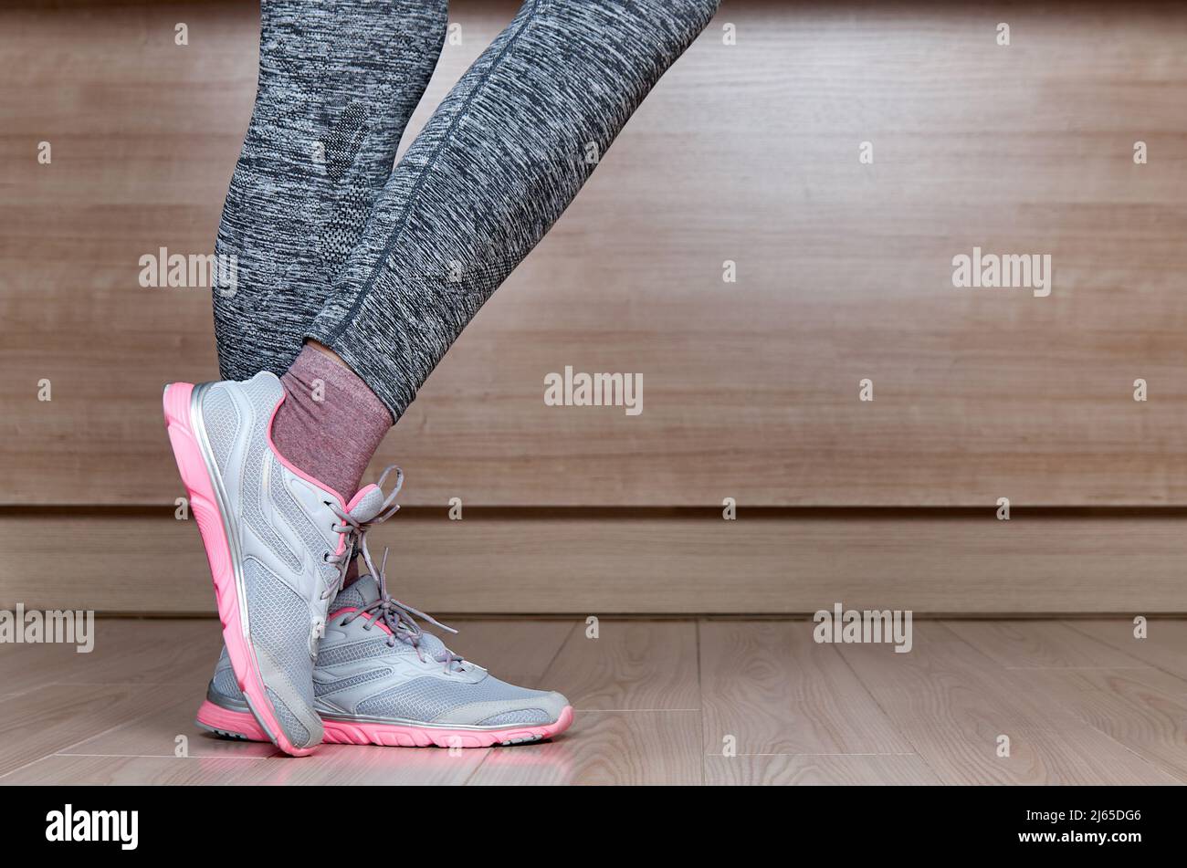 Passen Sie das weibliche Bein in den Sportschuhständer Stockfoto