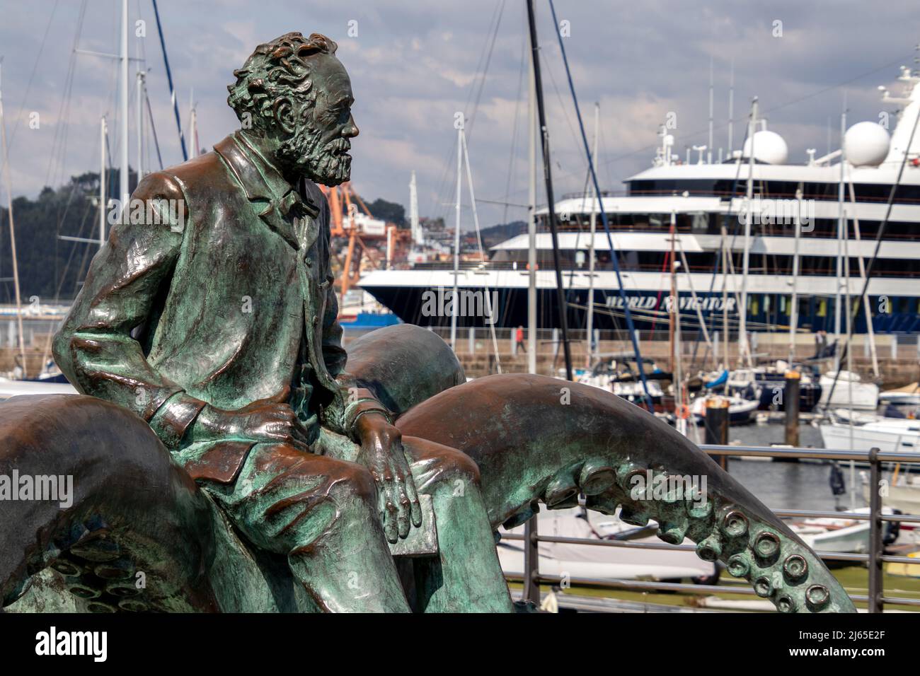 Vigo, Spanien - 25. Apr 2020: Statue des französischen Schriftstellers Jules Verne mit einem Buch, das auf einem Oktopus im Hafen von Vigo sitzt Stockfoto