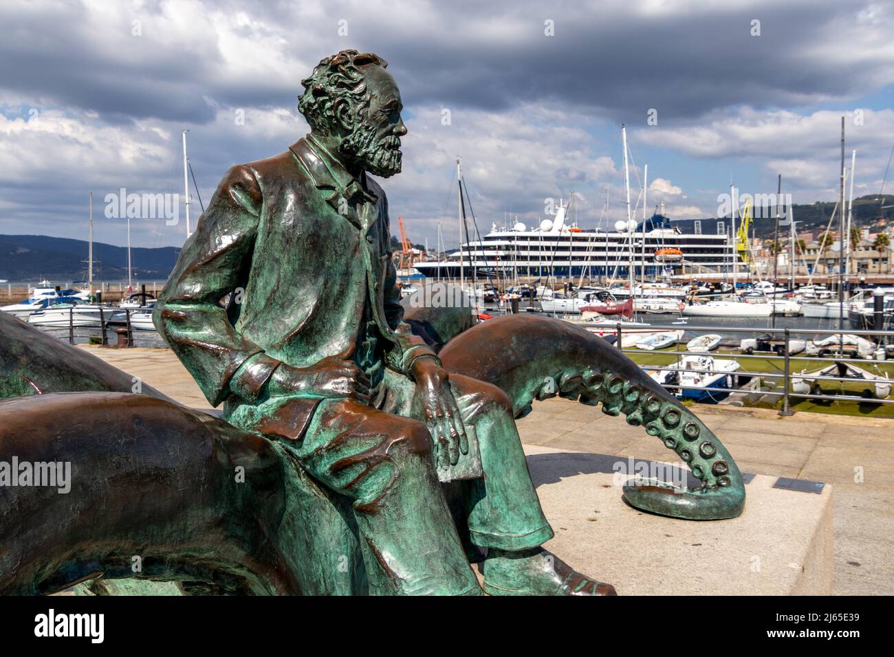Vigo, Spanien - 25. Apr 2020: Statue des französischen Schriftstellers Jules Verne mit einem Buch, das auf einem Oktopus im Hafen von Vigo sitzt Stockfoto