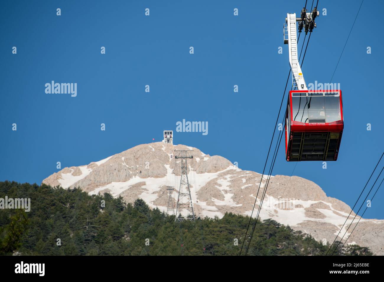 Tahtalı Dağı, auch bekannt als Olympos, ist ein Berg in der Nähe von Kemer, einem Badeort an der türkischen Riviera in der Provinz Antalya, Türkei. Stockfoto