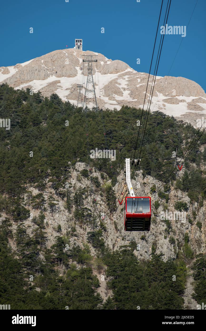 Tahtalı Dağı, auch bekannt als Olympos, ist ein Berg in der Nähe von Kemer, einem Badeort an der türkischen Riviera in der Provinz Antalya, Türkei. Stockfoto