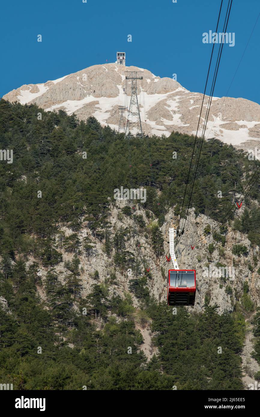 Tahtalı Dağı, auch bekannt als Olympos, ist ein Berg in der Nähe von Kemer,  einem Badeort an der türkischen Riviera in der Provinz Antalya, Türkei  Stockfotografie - Alamy