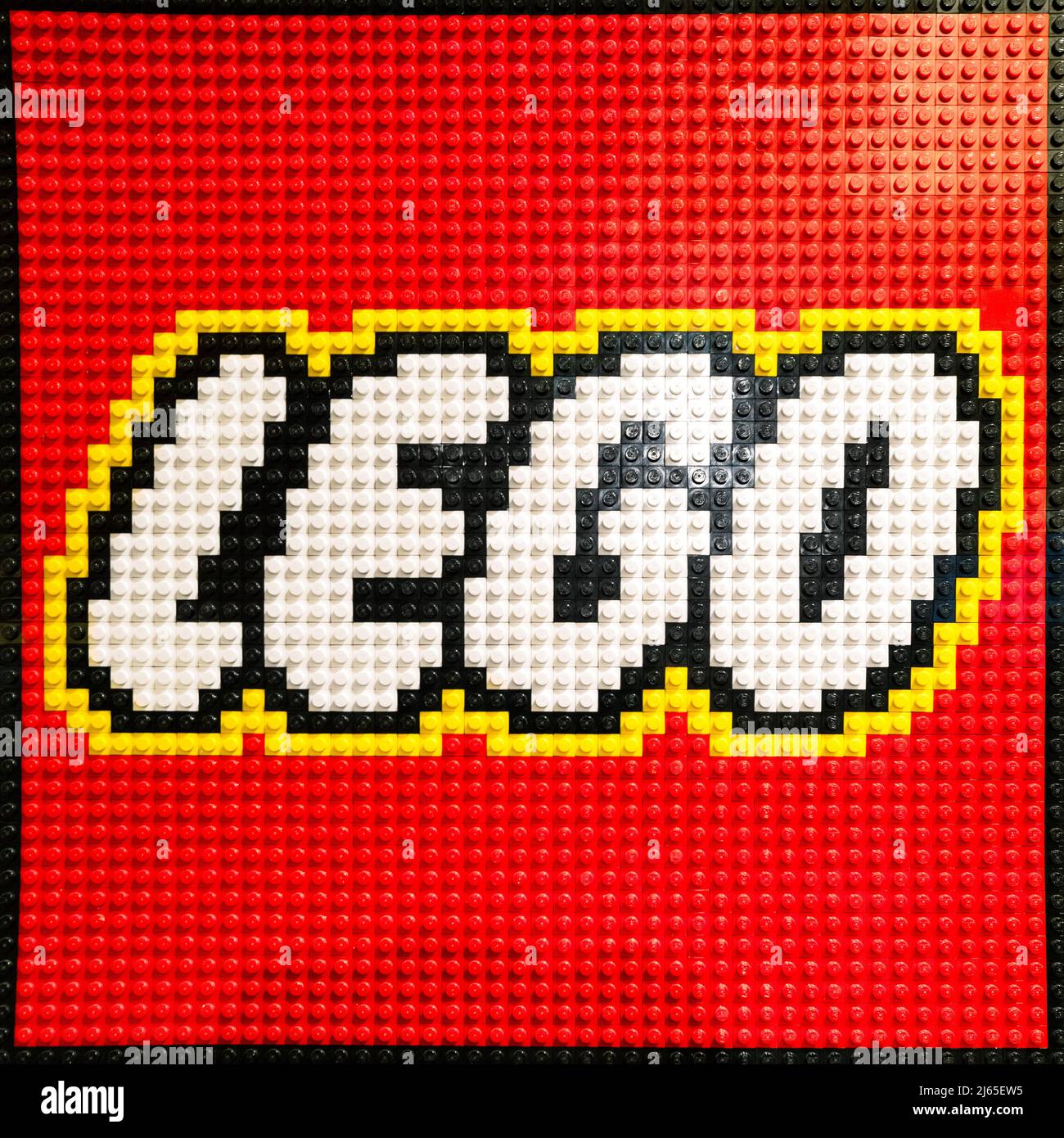 London, Großbritannien - 27.. März 2022: Das Wort LEGO in lego-Blöcken im Londoner Laden. Dieses beliebte dänische Spielzeug wird seit 1932 und produziert Stockfoto