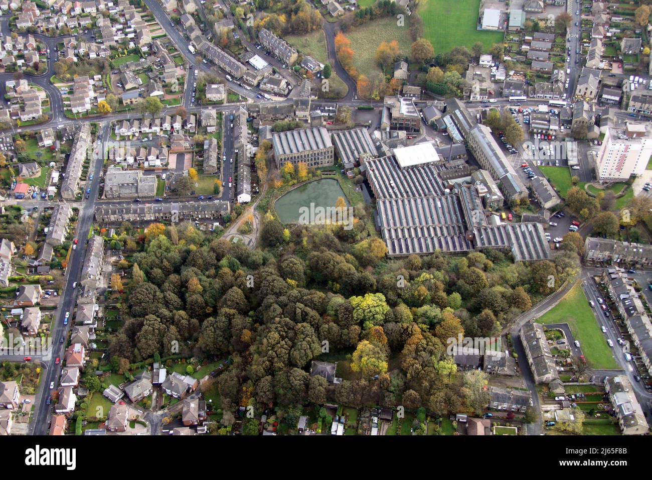 Luftaufnahme der Sunny Bank Mills in Farsley, Leeds, West Yorkshire. Die BBC-Fernsehsendung „The Great British Sewing Bee“. Stockfoto