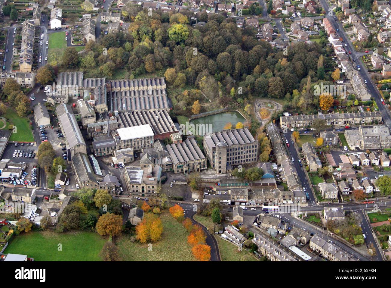 Luftaufnahme der Sunny Bank Mills in Farsley, Leeds, West Yorkshire. Die BBC-Fernsehsendung „The Great British Sewing Bee“. Stockfoto