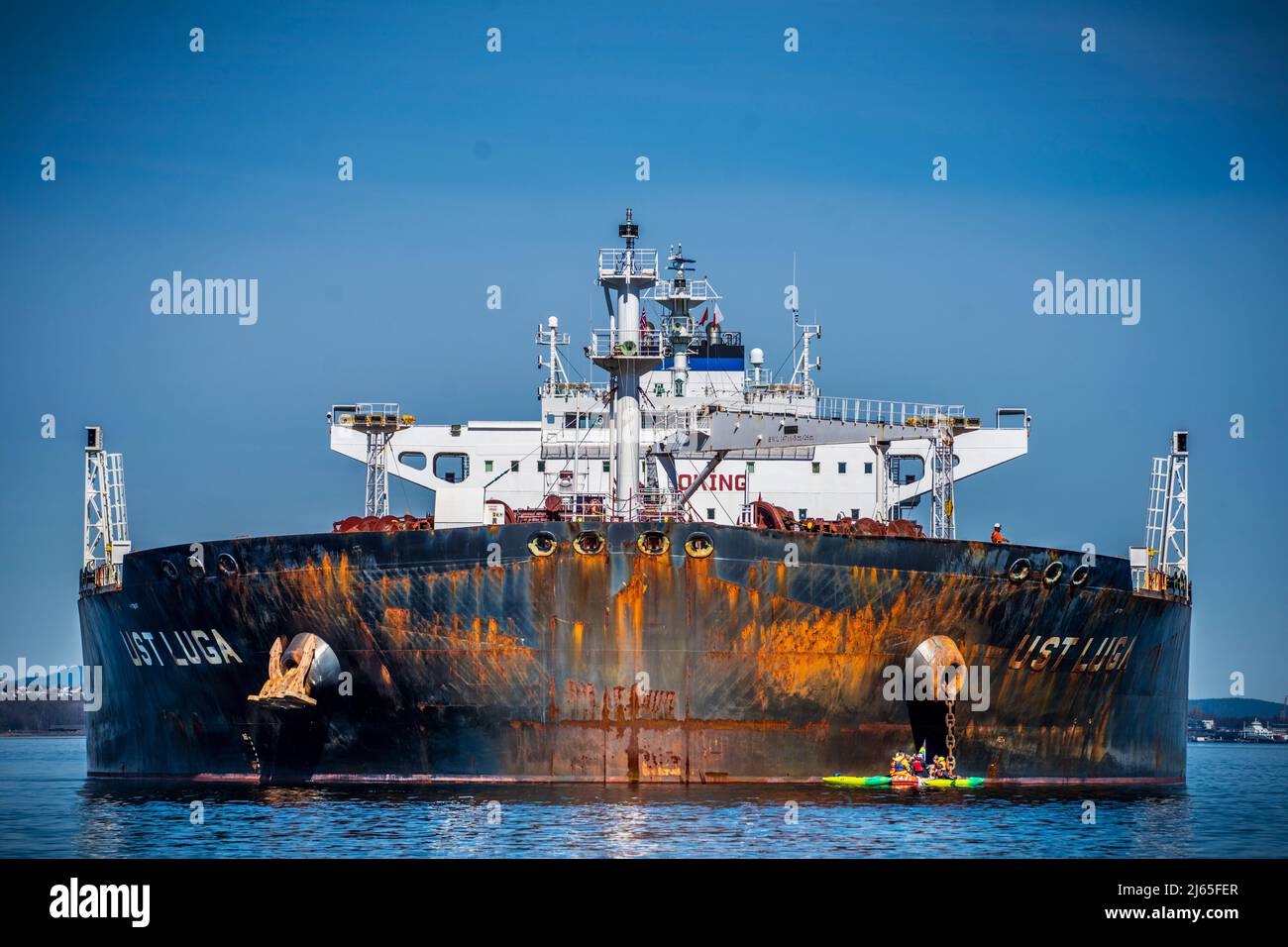 Aasgaardstrand 20220425.Greenpeace ergreift Maßnahmen gegen das Schiff USt Luga, das am Montagmorgen russisches Öl auf Åsgårdstrand entladen wird. Foto: Ole Berg-Rusten / NTB Stockfoto