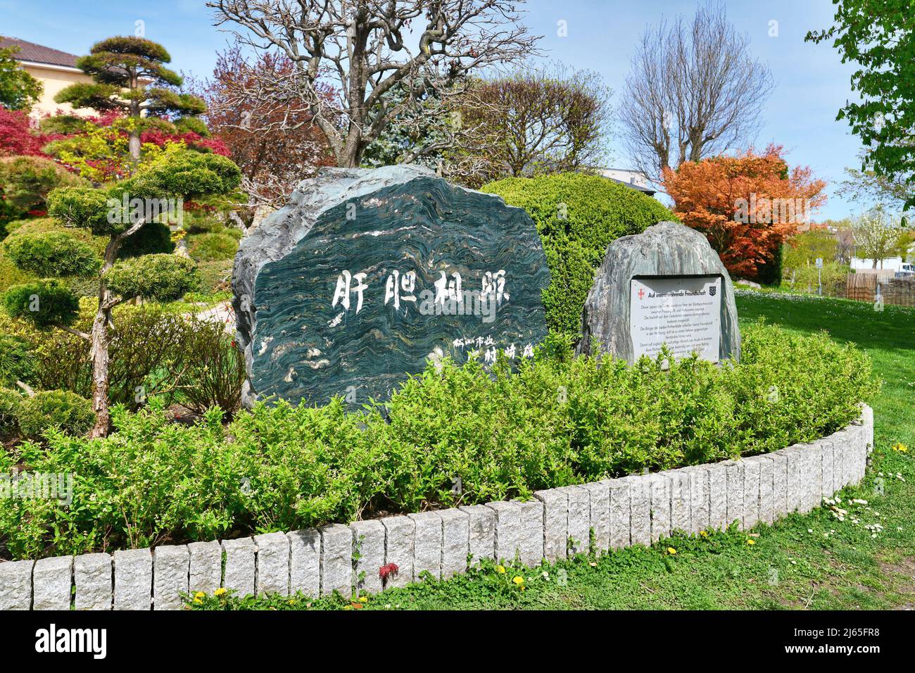 Freiburg, Deutschland - April 2022: Gedenkstein mit Inschrift im japanischen Garten im öffentlichen Park Seepark Stockfoto