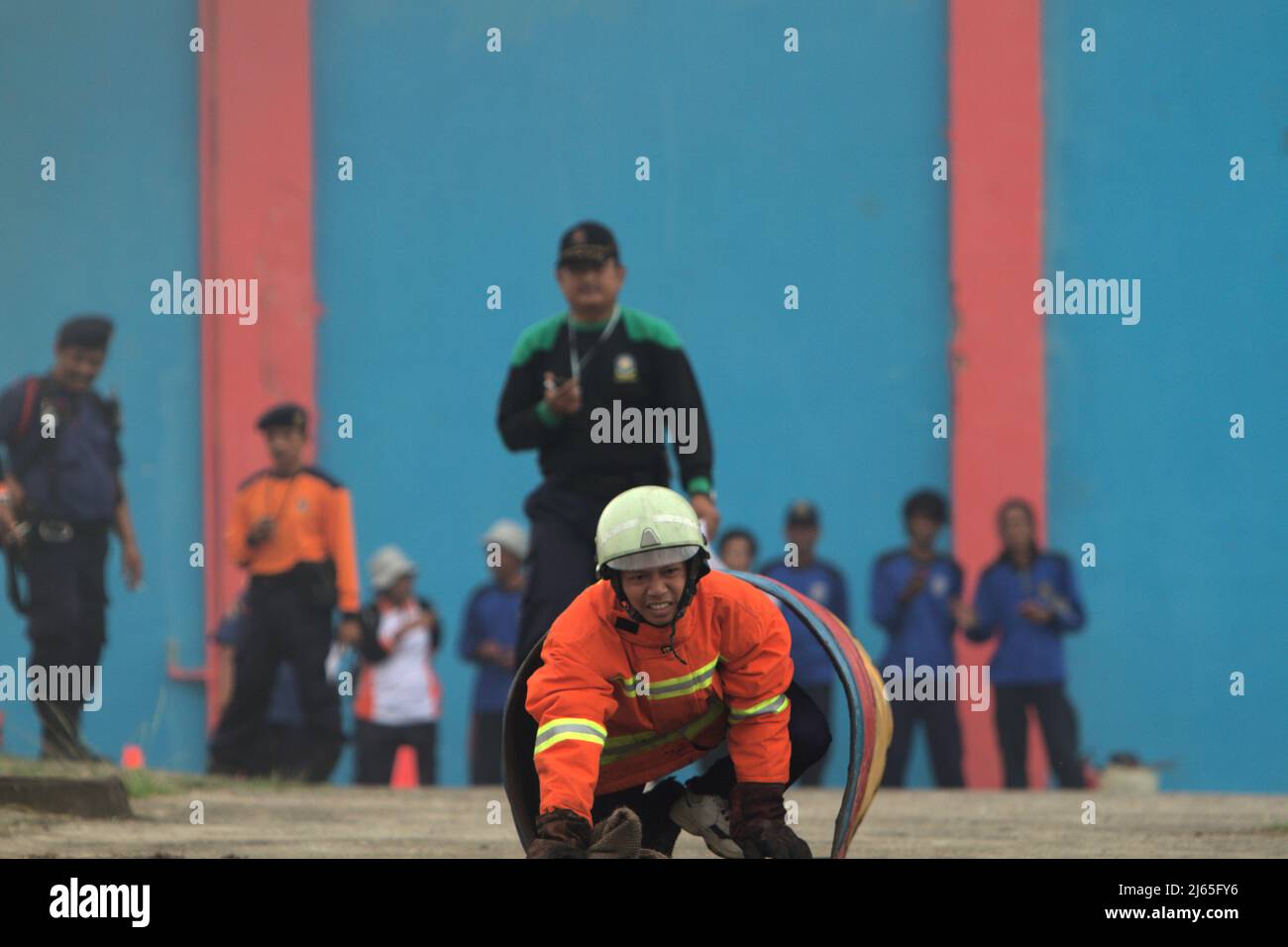 Ein Feuerwehrmann tritt bei einem Kampf- und Rettungswettbewerb auf, der zwischen Teilnehmern aller Dienstorte in Jakarta, in Cipayung, East Jakarta, Jakarta, Indonesien, stattfindet. Stockfoto