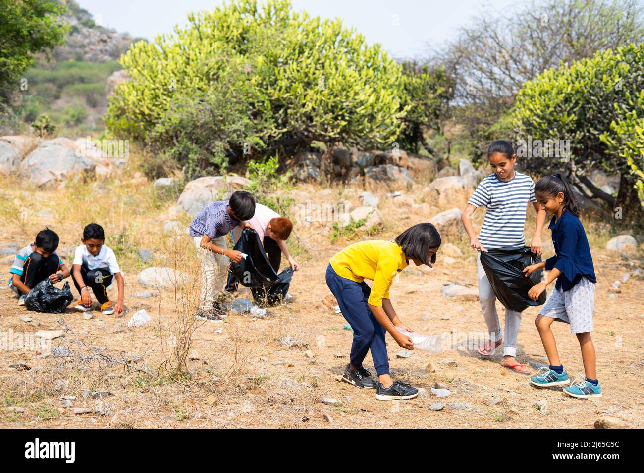 Gruppe von freiwilligen Kindern sammeln Plasting Karbage im Wald während Sommercamp Berufung - Konzept der Teamarbeit, Umwelt und Kindheit Stockfoto