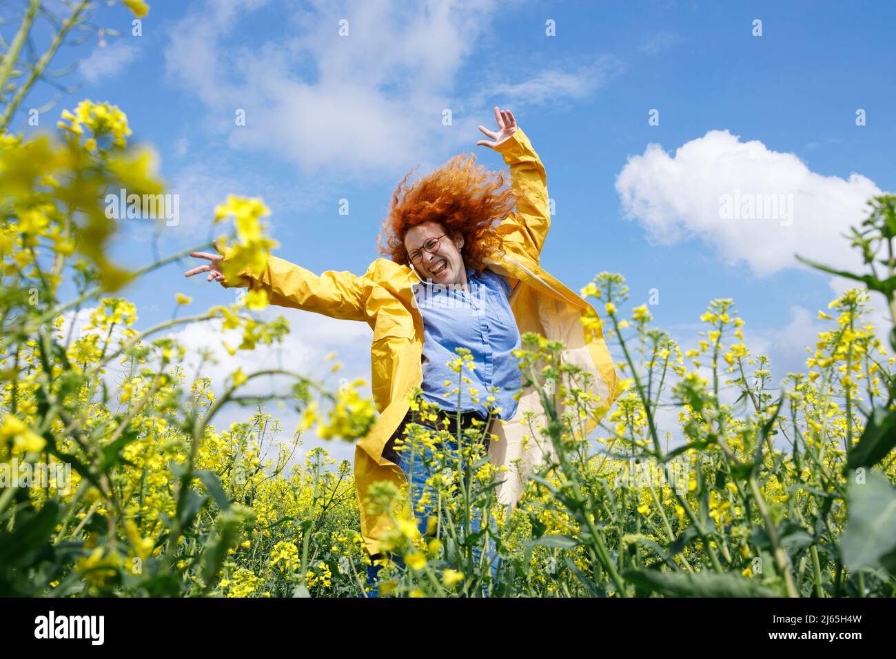 Eine Frau, die lächelt und die Natur an einem schönen sonnigen Tag genießt Stockfoto