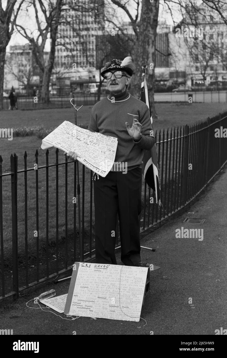 Ein Redner hält an der Speakers Corner, Hyde Park, London, fest Stockfoto