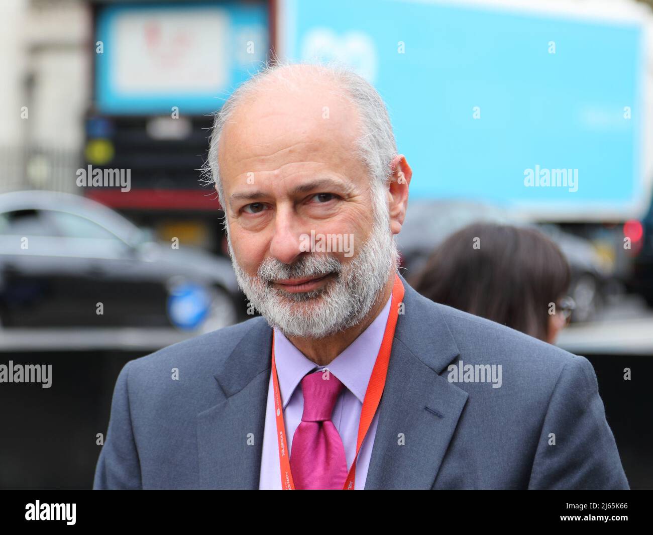 London, Großbritannien, 27.. April 2022. Labour-Abgeordneter für Leeds North East Fabian Hamilton vor dem Parlamentsgebäude Stockfoto