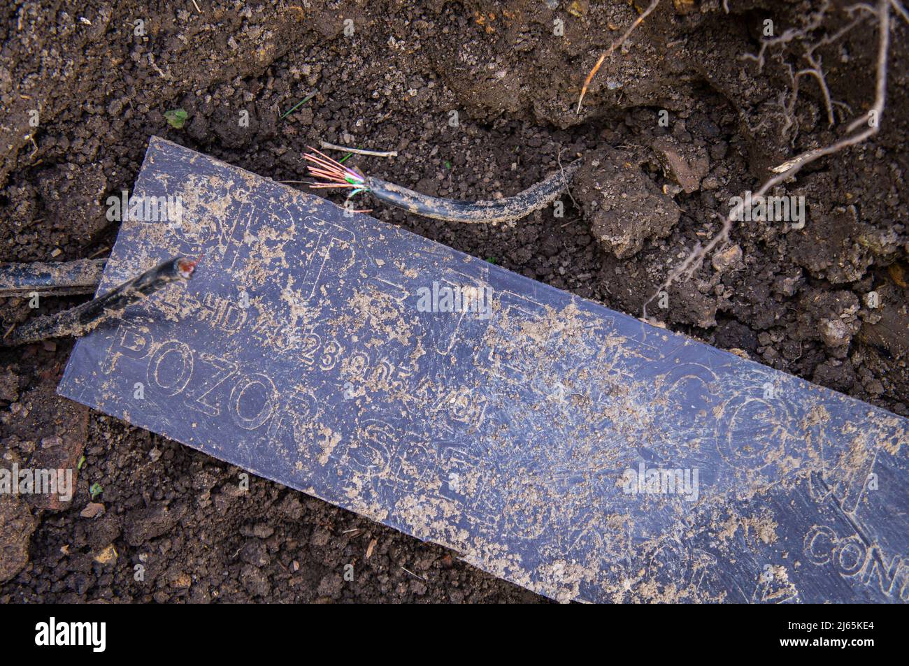 Beschädigte Erdkabel beim Graben, eingerastet, defektes Stromleitungskabel, Verkabelung, defekte Stromleitung, Reparatur, Pruhonice, Tschechische Republik am 26. April 2 Stockfoto