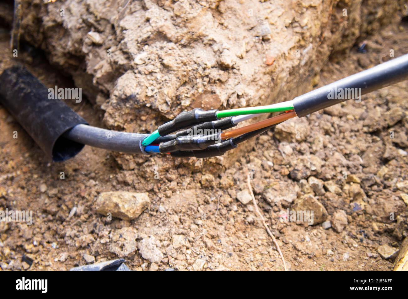 Beschädigte Erdkabel beim Graben, eingerastet, defektes Stromleitungskabel, Verkabelung, defekte Stromleitung, Reparatur, Pruhonice, Tschechische Republik am 26. April 2 Stockfoto