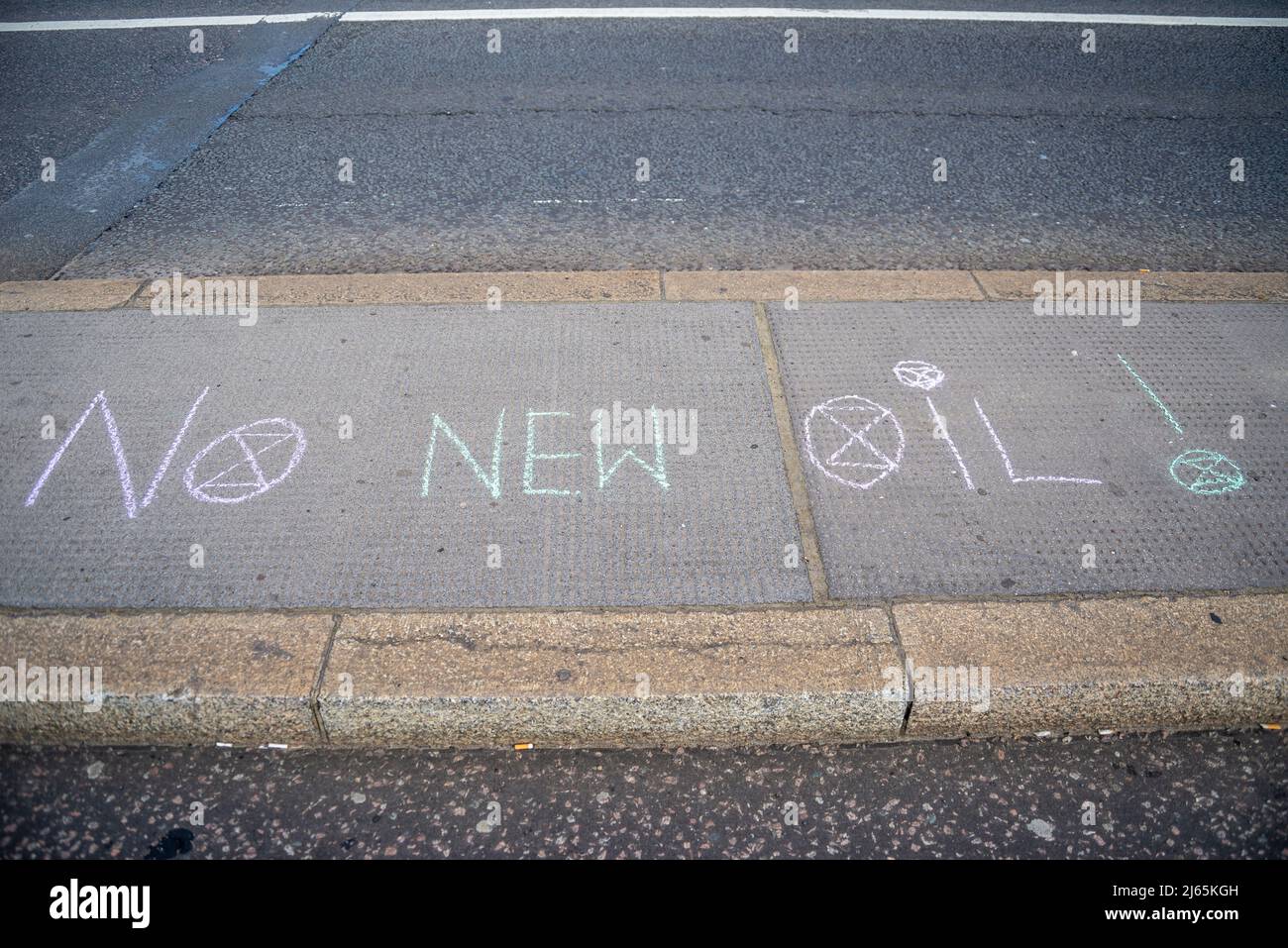 Kein neues Öl, während des Aussterbens auf Asphalt geralzt Rebellion-Protest gegen den Klimawandel, während der Just Stop Oil-Proteste Stockfoto