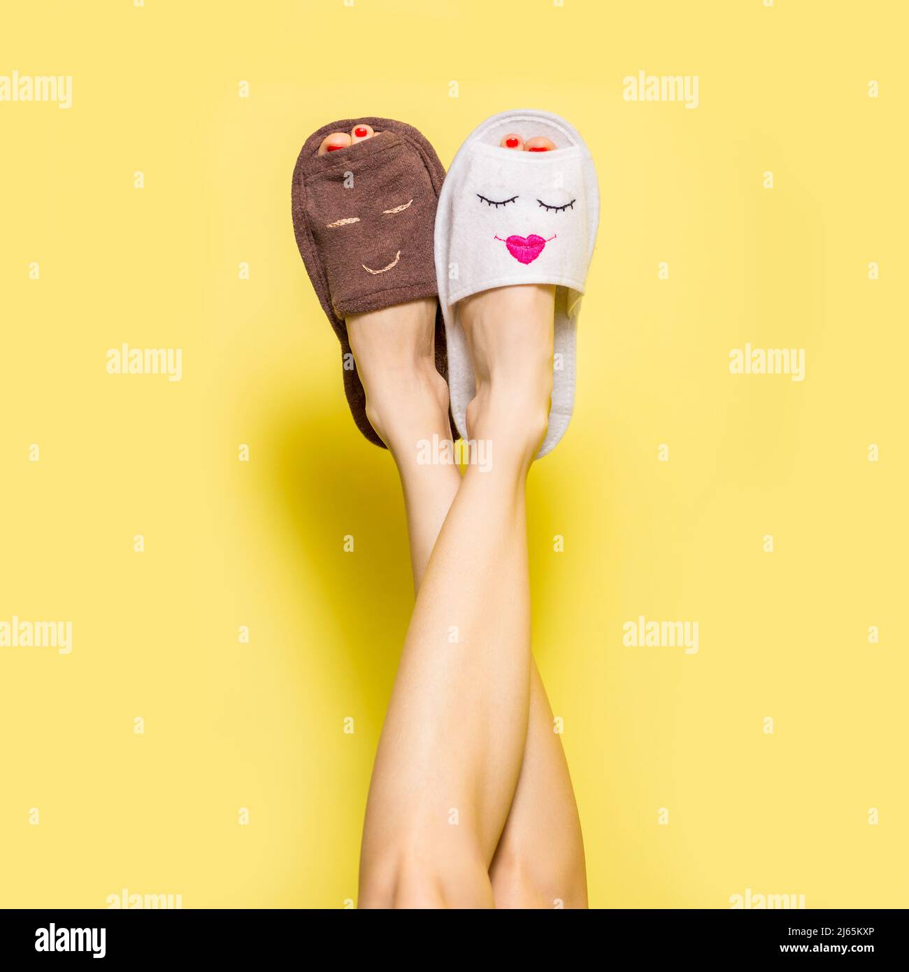 Multikulturelles Liebeskonzept mit lustigen Beinen Stockfoto