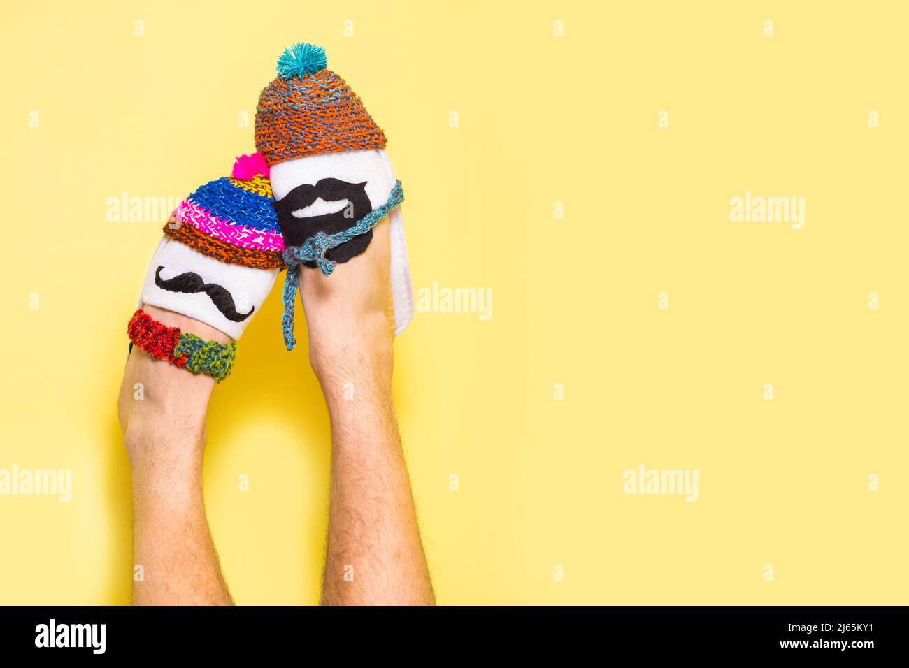 Freunde Konzept Winterstimmung über hellgelben Hintergrund Stockfoto