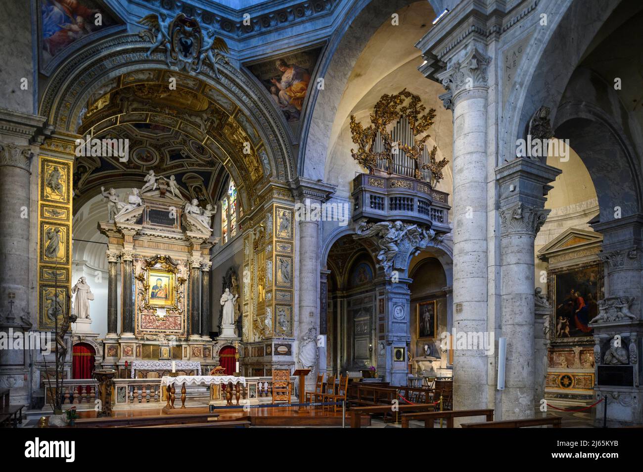 Rom. Italien. Basilica di Santa Maria del Popolo. Innenansicht des Hauptaltars und des Triumphbogens sowie des rechten Querschiffs. Stockfoto