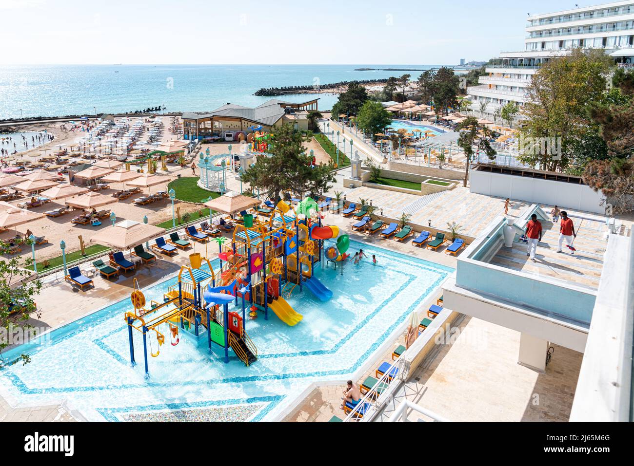 OLIMP, RUMÄNIEN - 19. AUGUST 2020: Olimp Luxuriöses Ferienresort, Hotels und Strand am Schwarzen Meer im Sommer mit überfüllten Leuten, die das Hot genießen Stockfoto
