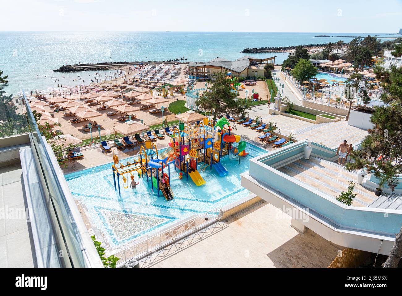 OLIMP, RUMÄNIEN - 19. AUGUST 2020: Olimp Luxuriöses Ferienresort, Hotels und Strand am Schwarzen Meer im Sommer mit überfüllten Leuten, die das Hot genießen Stockfoto